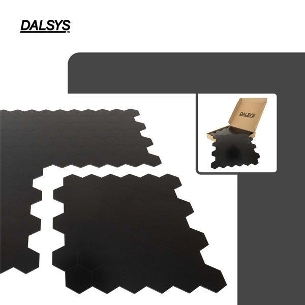 Dalsys Logo. Schwarze sechseckige Fliesenaufkleber, dargestellt als ausgelegte Matten und in der Produktverpackung.