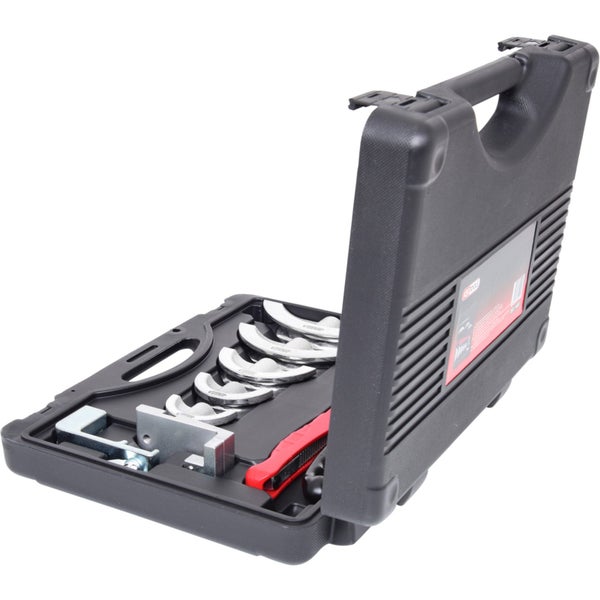 Werkzeugsatz im schwarzen Kunststoffkoffer geöffnet dargestellt