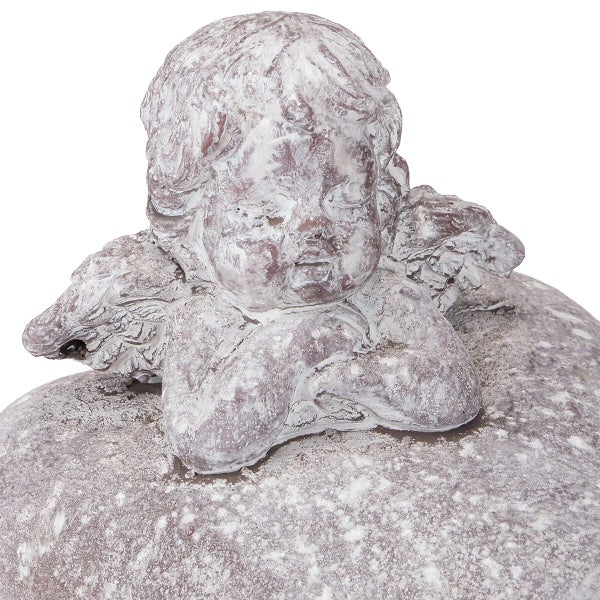 Gartenfigur schlafender Engel auf Stein für die Gartendekoration