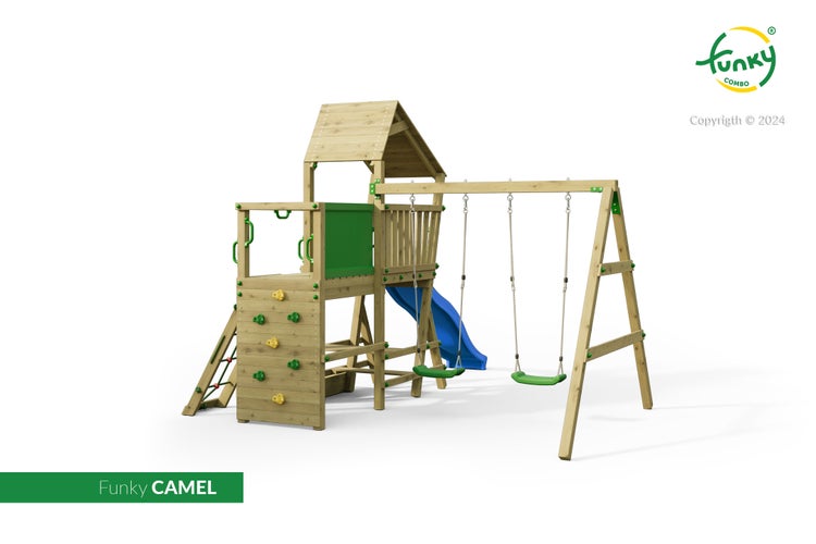 Funky CAMEL Spielturm aus Holz mit Dach, Kletterwand, blauer Rutsche und zwei grünen Schaukeln.
