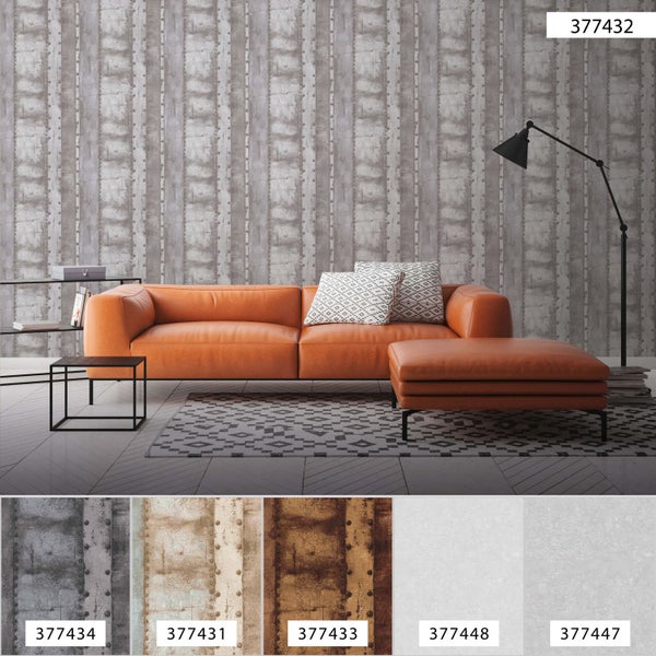 Wohnzimmer mit industrieller Betonoptik Tapete, orangefarbenem Sofa und Stehlampe