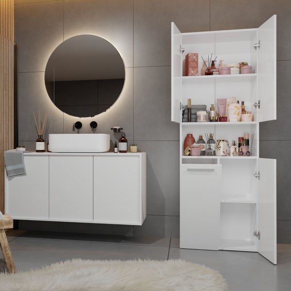 Modernes Badezimmer mit Waschbeckenunterschrank, Spiegelschrank und Hochschrank für Badezimmerzubehör