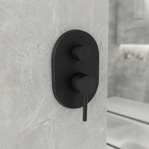 Schwarze matte Unterputz-Duscharmatur mit ovaler Rosette und Umsteller, montiert an einer hellen Badezimmerwand in Steinoptik.