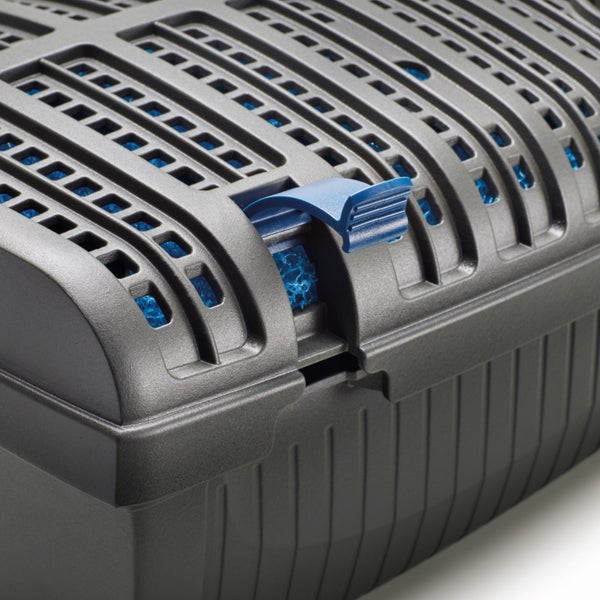 Nahaufnahme eines schwarzen Teichfilters mit blauem Verschluss und sichtbarem blauem Filtermaterial.