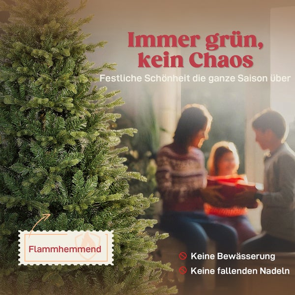 Künstlicher Weihnachtsbaum, flammhemmend, benötigt kein Wasser, keine fallenden Nadeln, im Hintergrund Familie im Wohnzimmer.