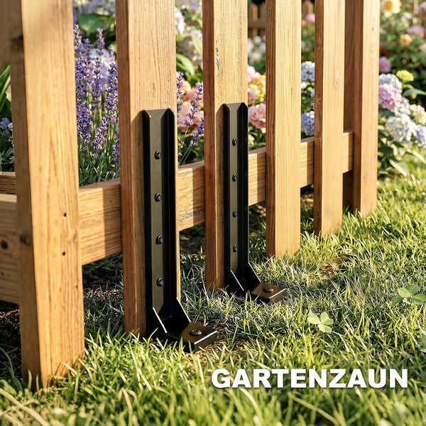 Metall-Zaunpfostenhalter an einem hölzernen Gartenzaun auf einer Rasenfläche im Garten.