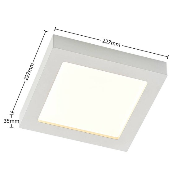 Quadratische LED-Deckenleuchte mit den Maßen 227 mal 227 mal 35 Millimeter.