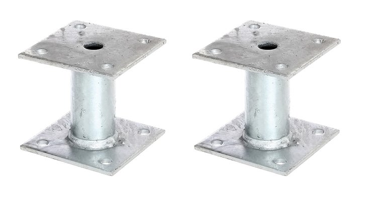 Zwei feuerverzinkte Pfostenträger mit quadratischen Anschraubplatten zur Bodenbefestigung für Holzpfosten.