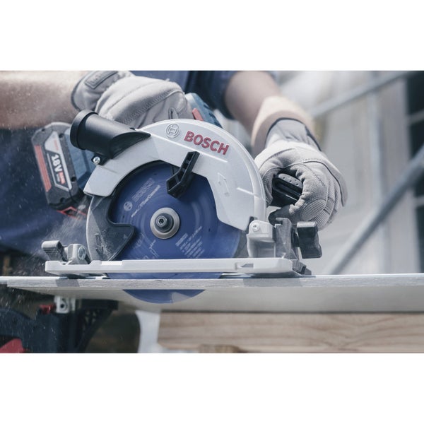 Bosch Logo. Akku-Handkreissäge beim Schneiden von Holz.