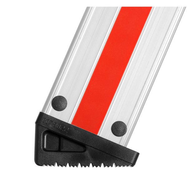 Detail einer Aluminiumleiter mit schwarzem Fuß