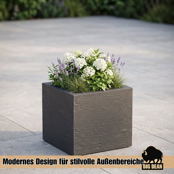 Quadratischer Pflanzkübel mit strukturierter Oberfläche, bepflanzt mit Hortensien und Lavendel, Big Dean Logo.