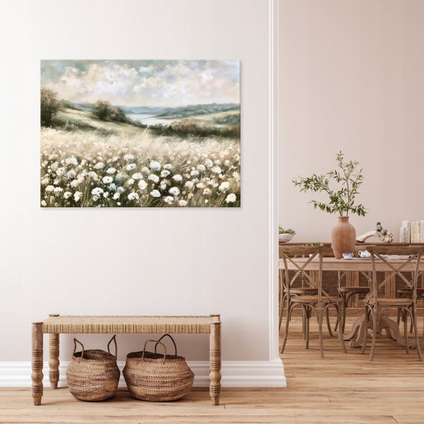Ein Wandbild mit einer Landschaftsmalerei eines Blumenfeldes im Wohnzimmer über einer Holzbank mit zwei geflochtenen Körben.