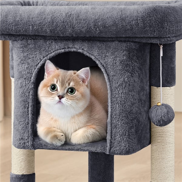 Katze in einem grauen Katzenbaum mit Kratzstämmen