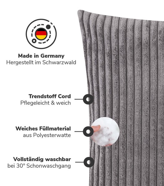 Metallregal mit drei Böden neben einer Frau zur Größenansicht.