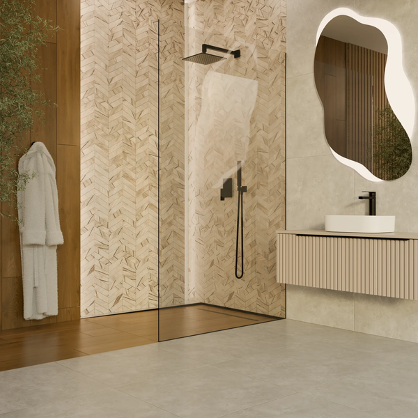 Modernes Badezimmer mit ebenerdiger Dusche, Glaswand, schwarzen Armaturen, Fischgrätfliesen, Holzpaneelen und Waschtisch mit beleuchtetem Spiegel.