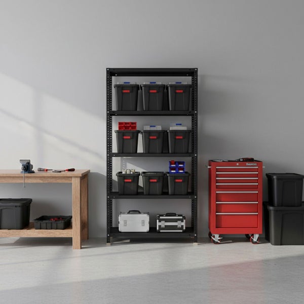 Organisierte Werkstatt mit einem schwarzen Metallregal, Aufbewahrungsboxen, einer hölzernen Werkbank mit Schraubstock und einem roten Werkstattwagen.