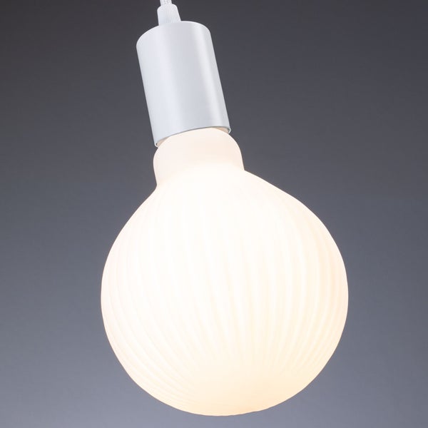 LED-Leuchtmittel in Globusform mit geriffeltem Glas und weißer Fassung.