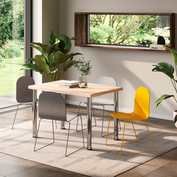 Essgruppe mit Holztisch und vier modernen Stühlen in einer hellen Wohnumgebung mit Zimmerpflanzen und Blick auf den Garten.