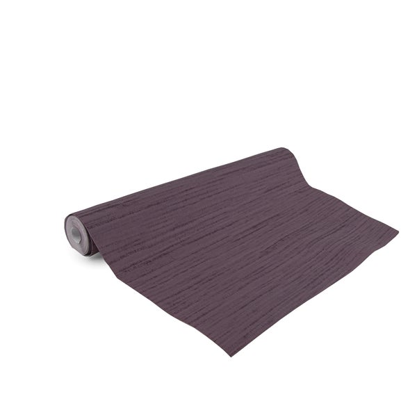 Teilweise ausgerollte Vliestapete mit feiner horizontaler Struktur.