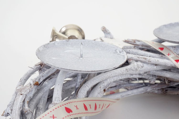 Dekorativer Kerzenhalter aus Holz mit Metallelementen und Band