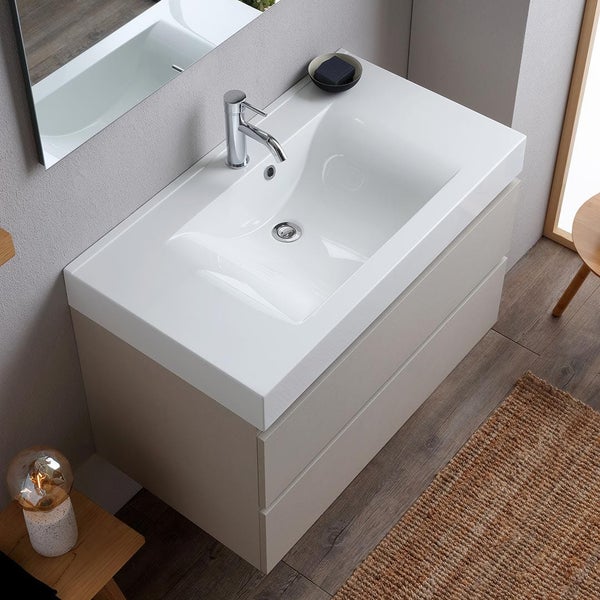 Waschtisch mit Unterschrank, Armatur und Spiegel in einem hellen Badezimmer