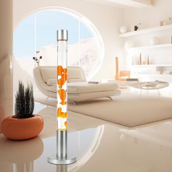 Stehleuchte mit orangefarbenen Lavaelementen in einem Wohnzimmer