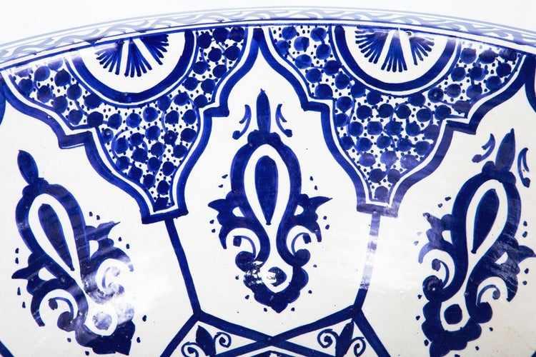 Nahaufnahme einer Schale mit blauem Dekor