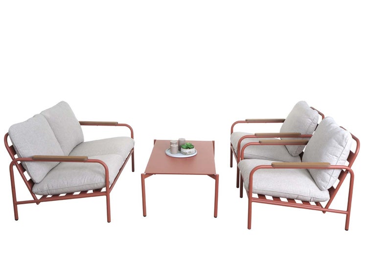 Gartenmöbel-Set bestehend aus Zweisitzer-Sofa, zwei Sesseln und Couchtisch aus Metall mit Holzarmlehnen und hellen Polstern.