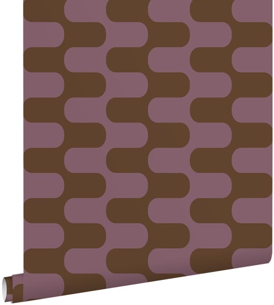 Vliestapete mit geometrischem Retro-Muster aus abgerundeten Formen in Braun und Mauve.