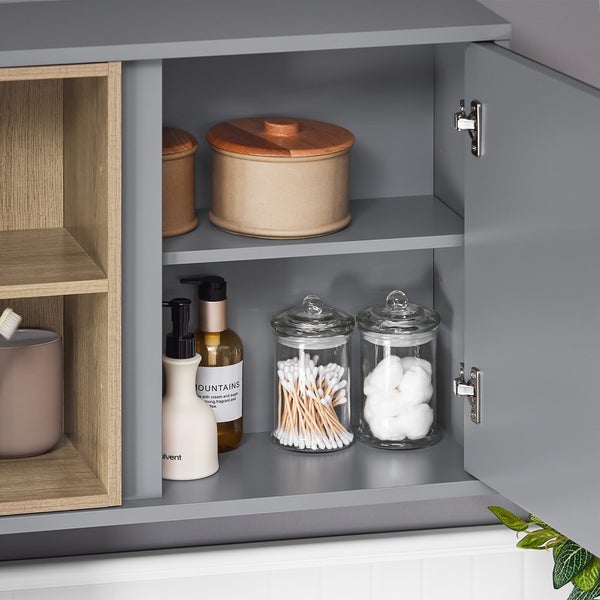 Offener Badezimmerschrank mit Behältern für Badutensilien