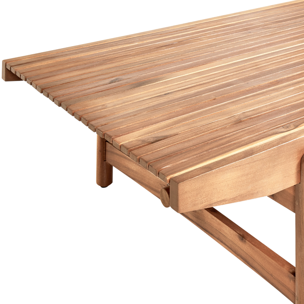 Detailansicht einer Gartenliege aus Holz mit schmalen Latten und sichtbarer Maserung.