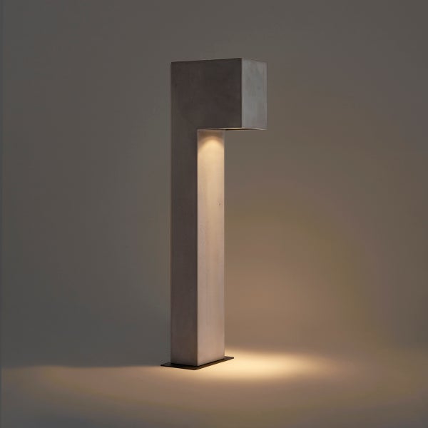 Moderne Wegeleuchte aus Beton in L Form mit integrierter LED Beleuchtung für den Außenbereich