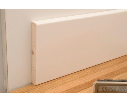 Sockelleiste aus Holz an einer Wand und einem Holzboden