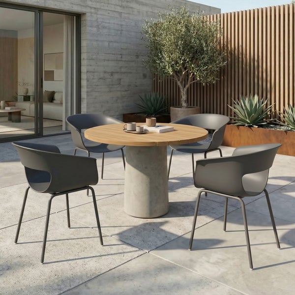 Moderne Gartengruppe mit rundem Holztisch auf Betonsäule und vier Sesseln auf einer Terrasse mit Holzlamellenwand und Pflanzen.