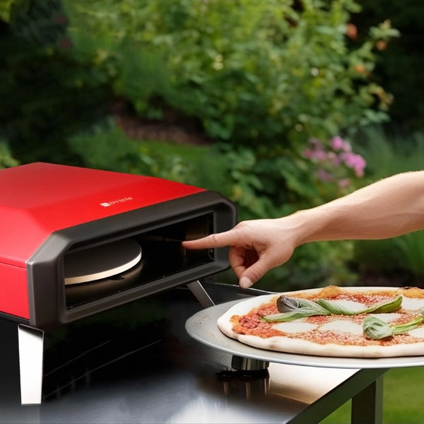 Effesoto Pizzaofen mit Pizza und Bedienung im Freien