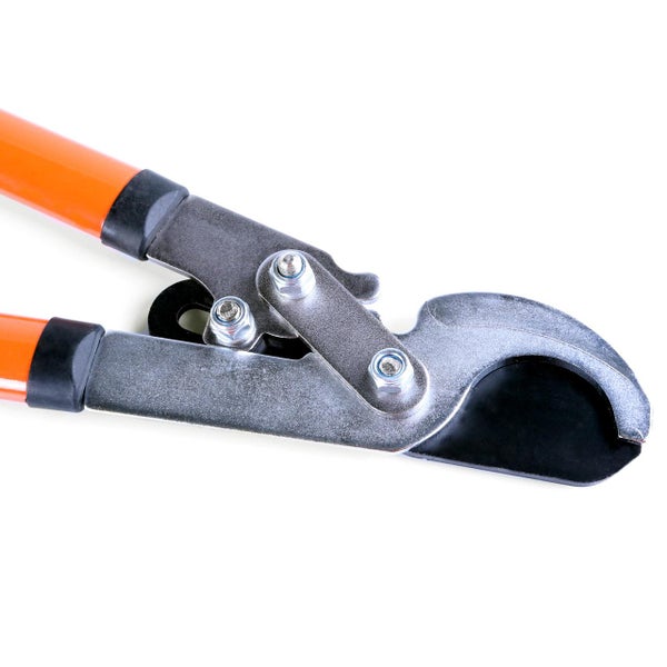 Detailaufnahme einer Astschere mit Getriebemechanismus, robustem Metallkopf und orangefarbenen Griffen für den Baumschnitt.