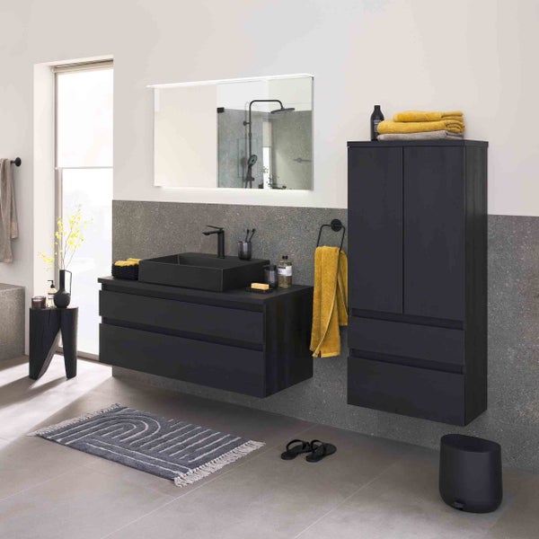 Modernes Badezimmer mit Waschtisch, Spiegel, Hochschrank und Accessoires