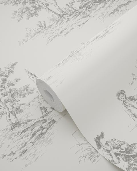 Vliestapete mit grauem Toile-de-Jouy-Muster, Darstellung von ländlichen Szenen mit Personen und Bäumen.