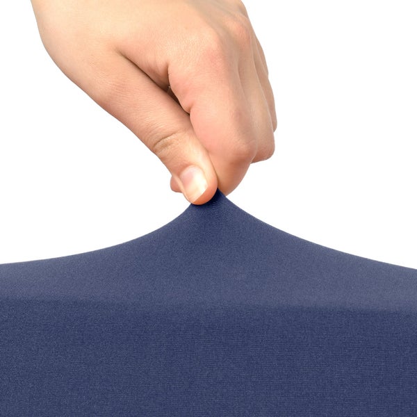 Nahaufnahme einer Hand, die einen dehnbaren Möbelbezug hält