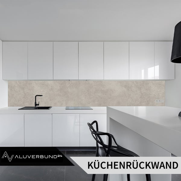 Helle, moderne Küche mit Küchenrückwand in Steinoptik