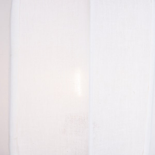 Nahaufnahme eines weißen Textilschirms einer Lampe mit feiner Gewebestruktur.