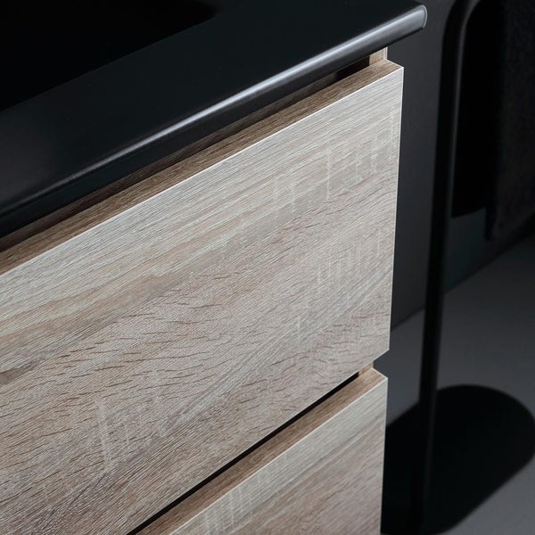 Detailaufnahme eines Badezimmerunterschranks mit Holzstruktur und zwei Schubladen