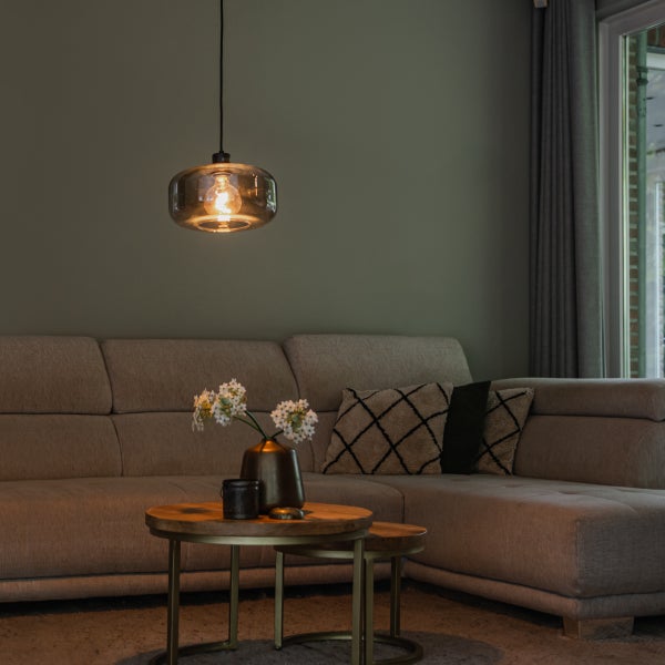 Wohnzimmer mit Sofa, Couchtisch und Pendelleuchte