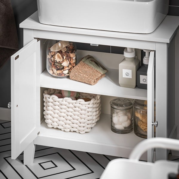 Waschbeckenunterschrank mit geöffneter Tür und Badezimmerartikeln