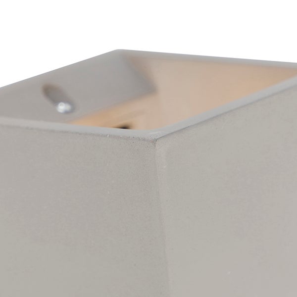 Detailansicht einer grauen, würfelförmigen Wandleuchte