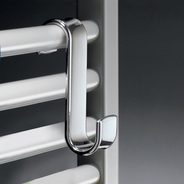 Handtuchhaken für Badheizkörper aus verchromtem Metall zur Montage am Heizrohr.
