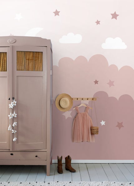 Kinderzimmer mit Kleiderschrank, Kinderkleidung, Wanddekoration mit Sternen und Wolken