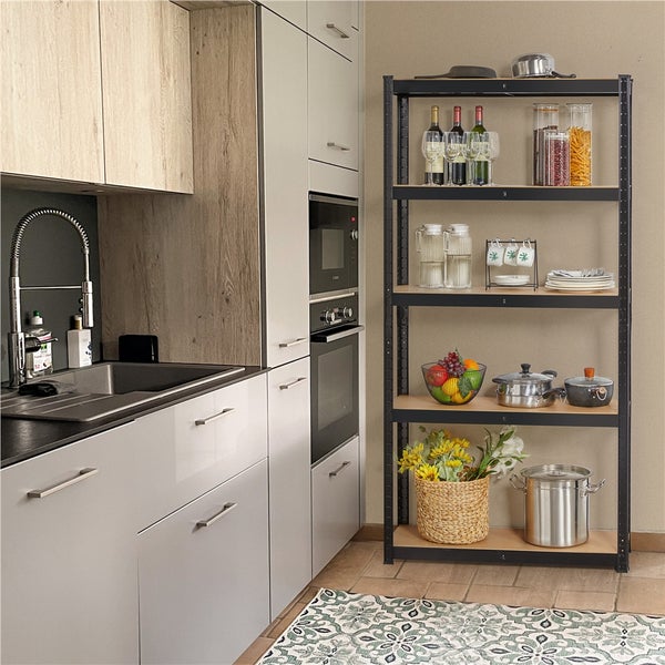 Schwarzes Metallregal mit fünf Holzböden in einer modernen Küche neben grauen Schränken, bestückt mit Geschirr und Küchenutensilien.