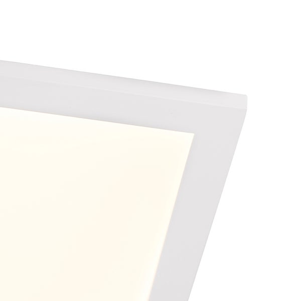 Detailaufnahme einer weißen Deckenleuchte