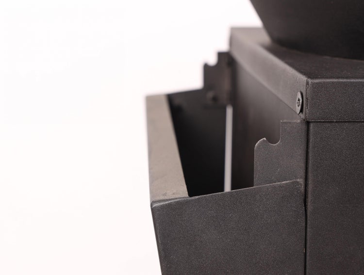 Detailansicht eines Kaminofens mit Holzfach.